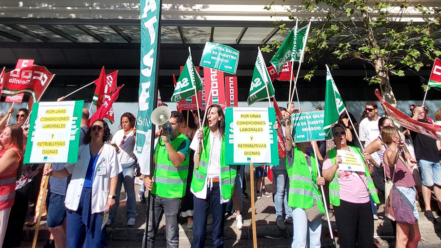 Protesta de SATSE en el Hospital Quirónsalud de Sevilla